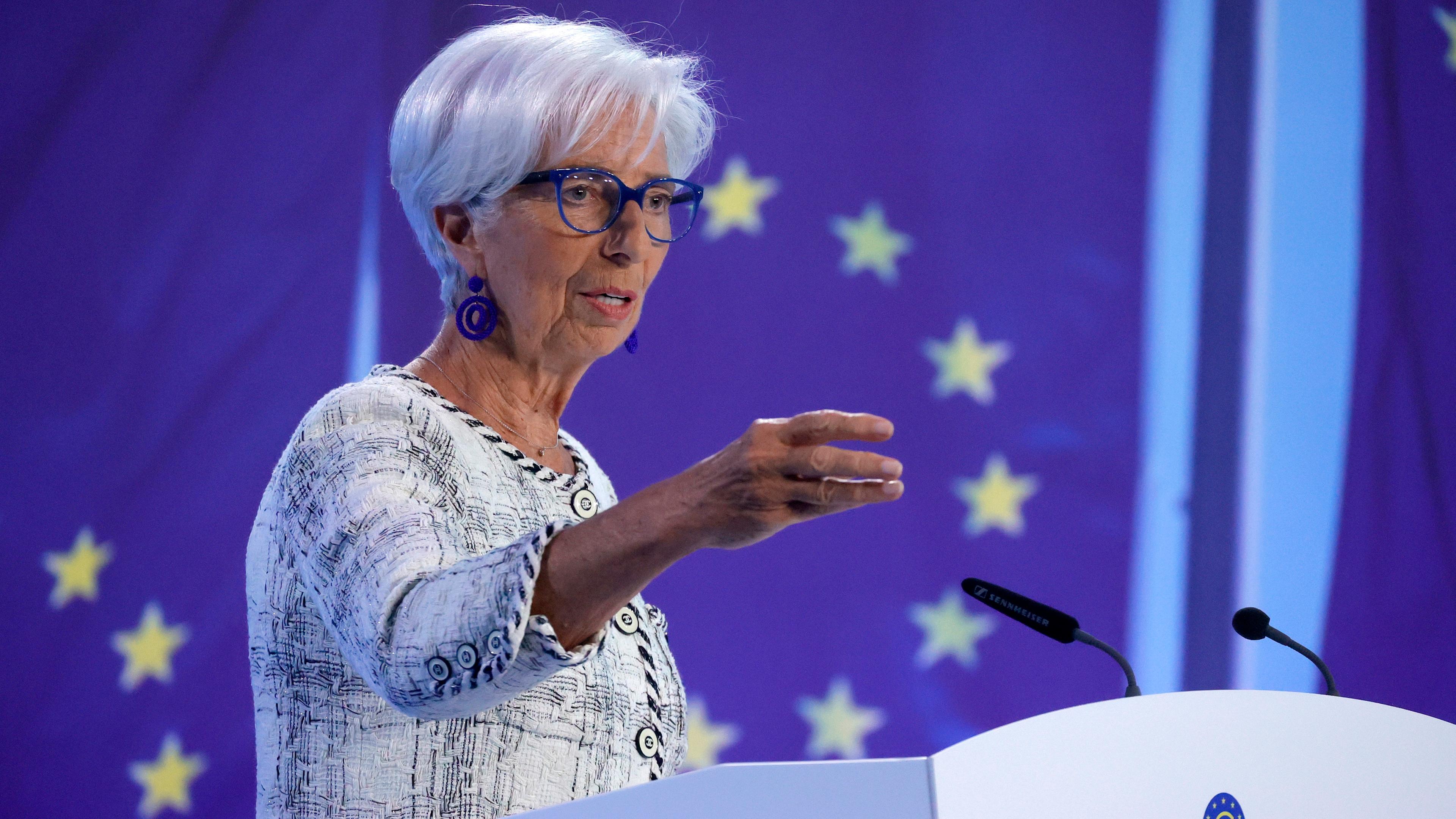 EZB-Präsidentin Christine Lagarde am Redepult (Archivbild)
