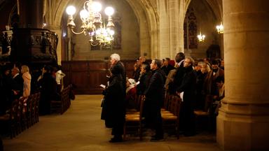 Gläubige während der Christmette in der Kirche Saint-Germain l'Auxerrois, Paris, 24.12.2019
