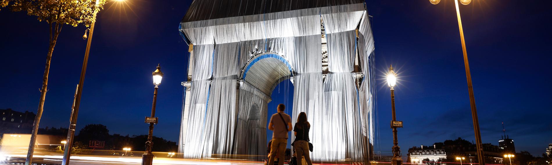 Der verhüllte Triumphbogen in Paris