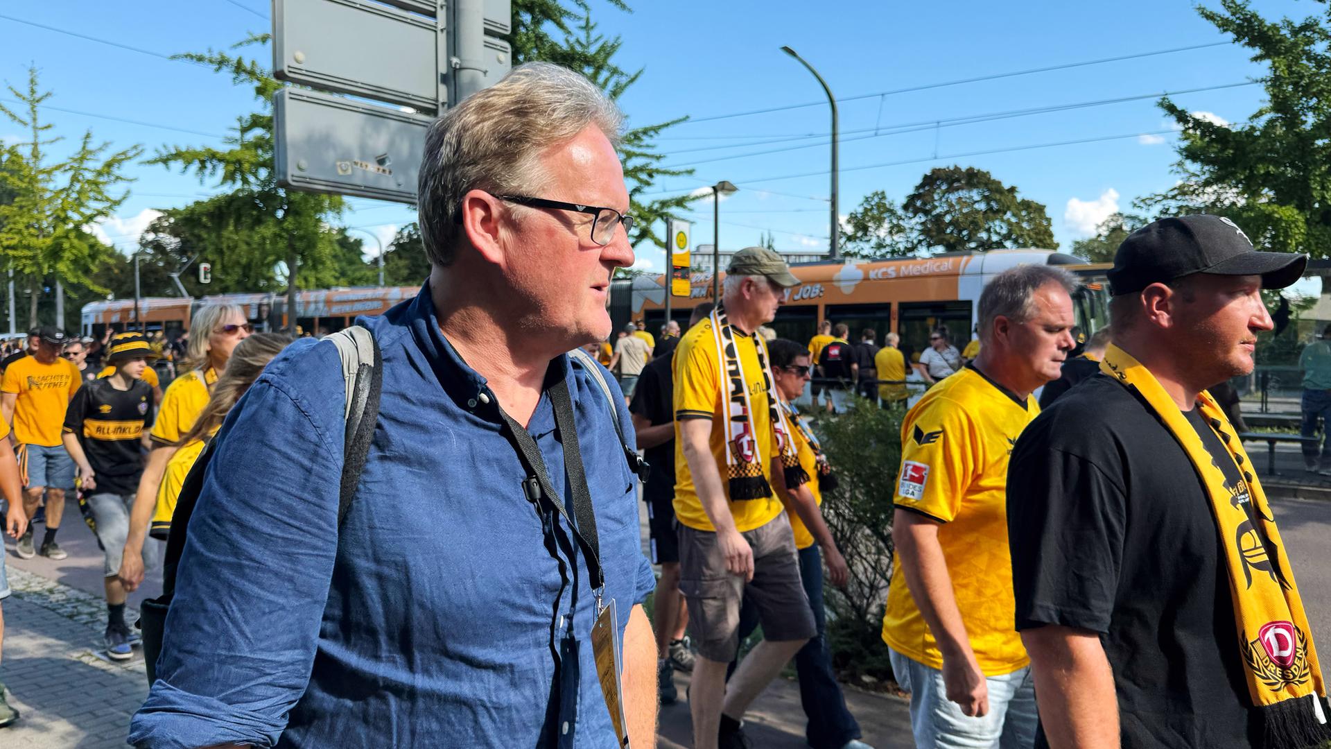 Christof Franzen mit ostdeutschen Fussball Fan aus Dresden