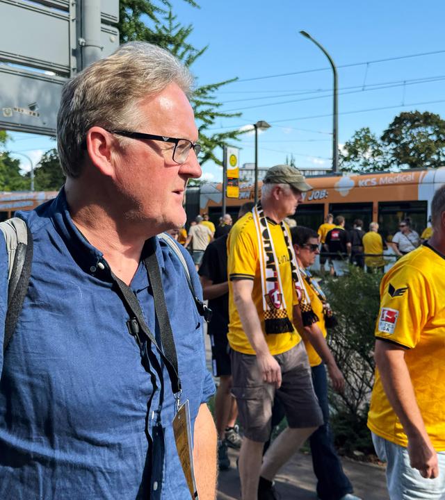 Christof Franzen mit ostdeutschen Fussball Fan aus Dresden