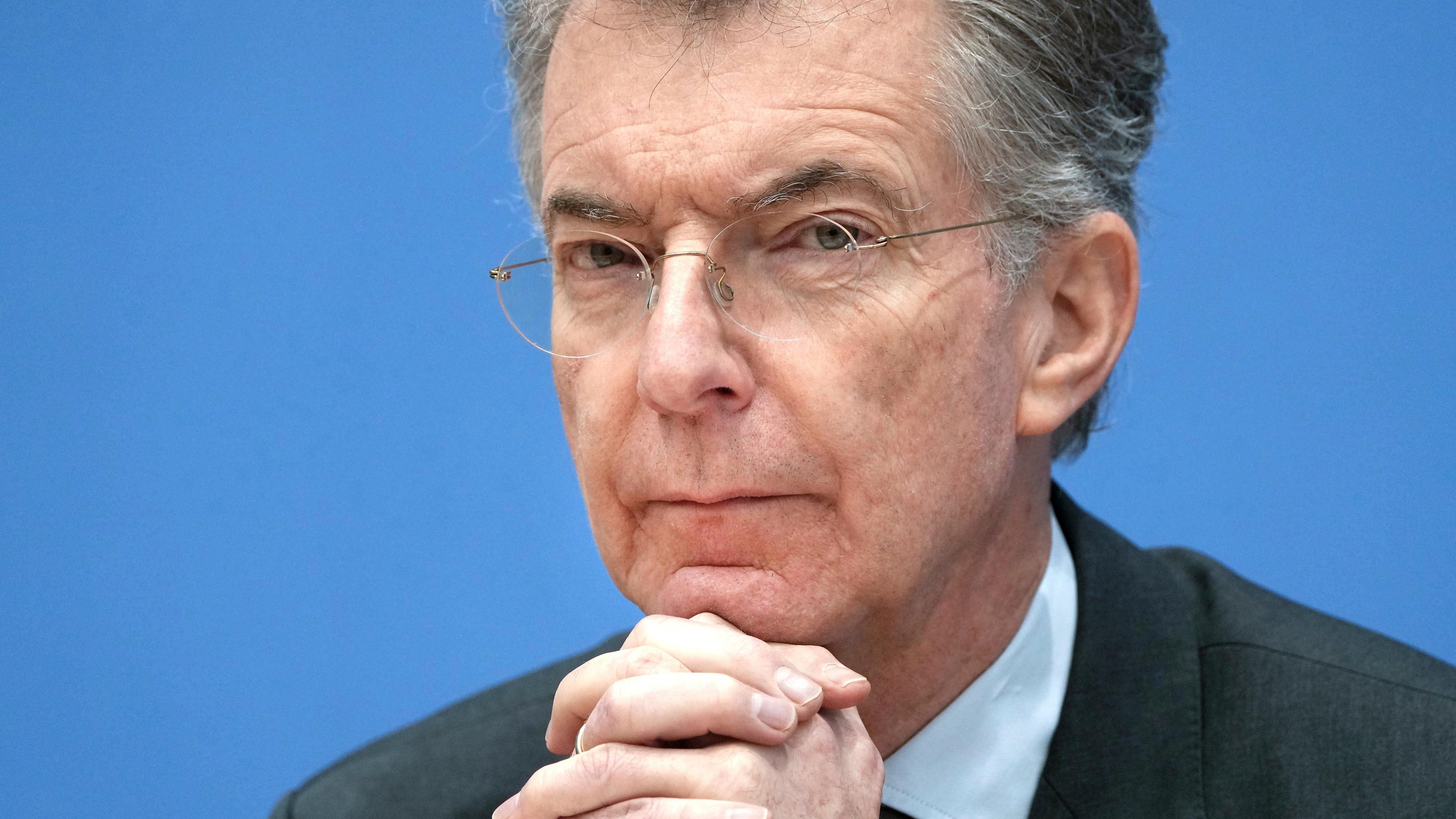 Christoph Heusgen in Nahaufnahme bei einer Pressekonferenzt der Münchener Sicherheitskonferenz