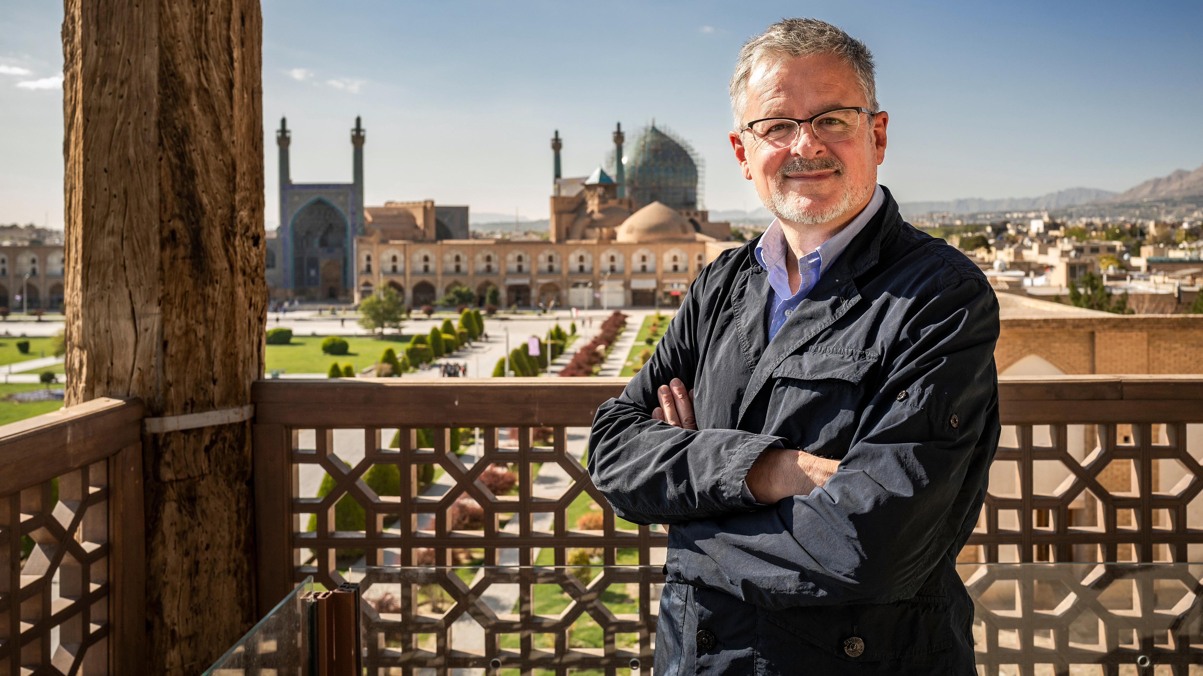 Christopher Clark mit blauer Jacke auf einem Balkon am Imam-Platz in Isfahan.