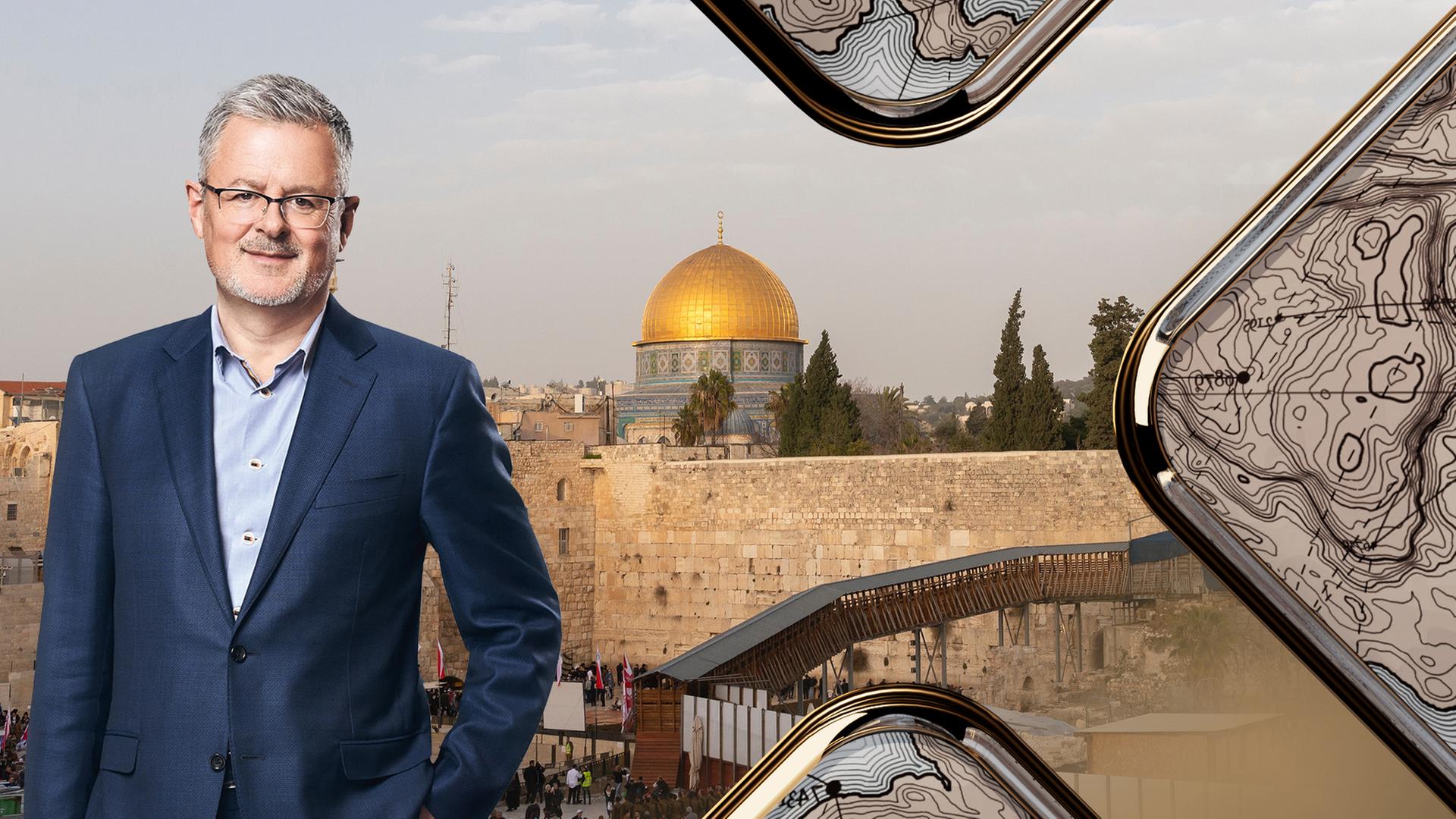 Christopher Clark lehnt an einem Geländer, im Hintergrund die Klagemauer und der Felsendom in Jerusalem.