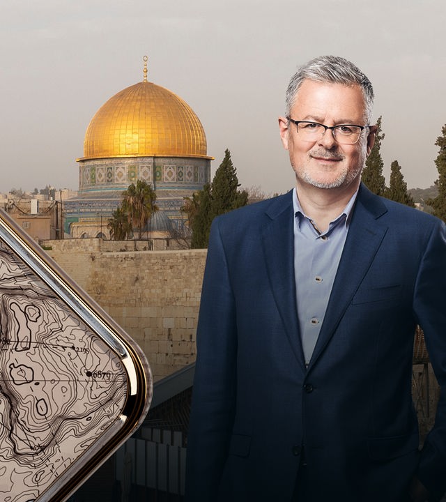 Christopher Clark lehnt an einem Geländer, im Hintergrund die Klagemauer und der Felsendom in Jerusalem.