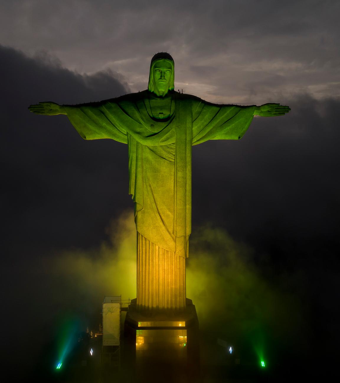 Christus-Statue in Rio de Janeiro wird in den Farben der brasilianischen Nationalflagge beleuchtet, um die verstorbene Fußballlegende Pele zu ehren