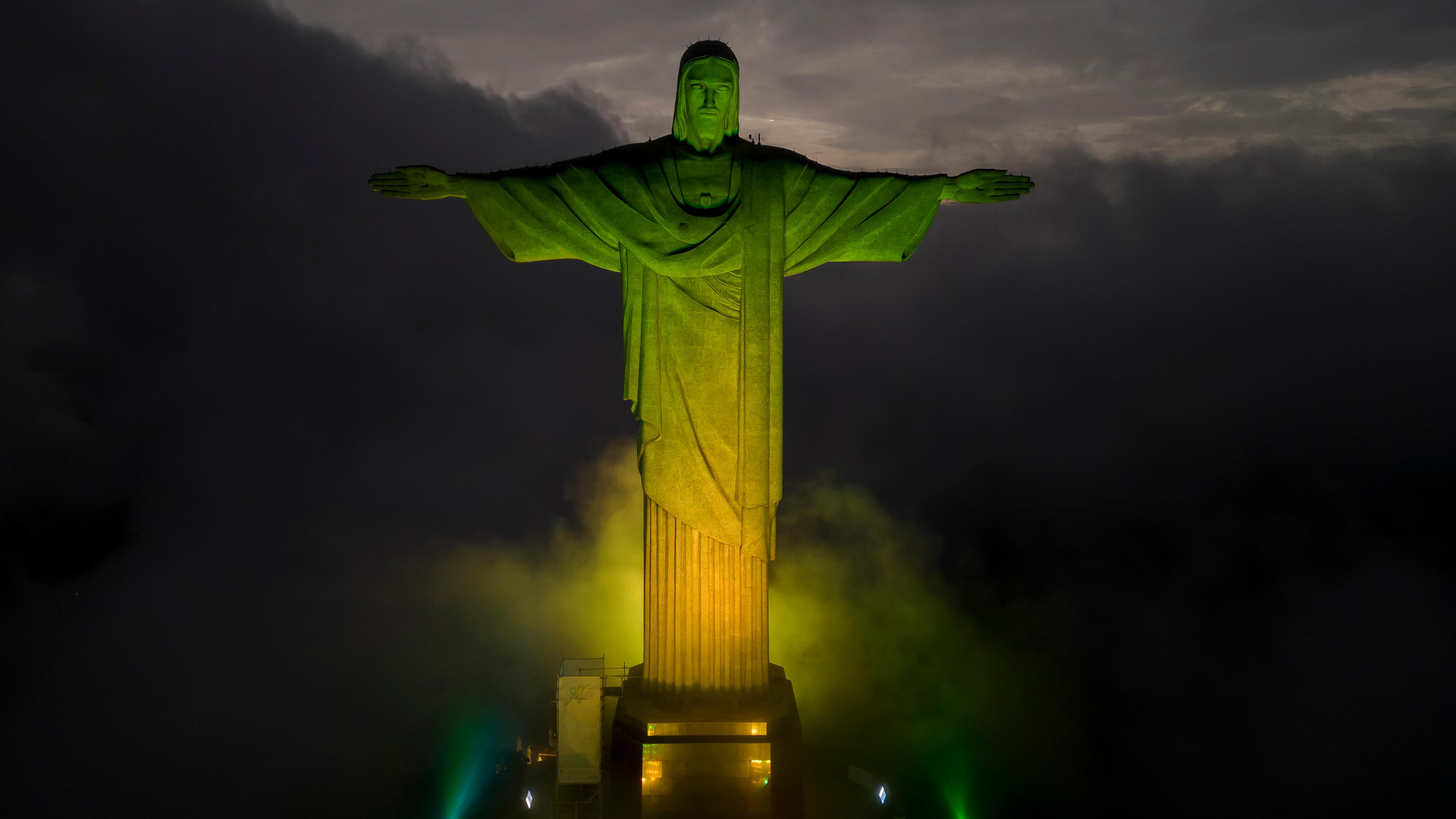 Christus-Statue in Rio de Janeiro wird in den Farben der brasilianischen Nationalflagge beleuchtet, um die verstorbene Fußballlegende Pele zu ehren