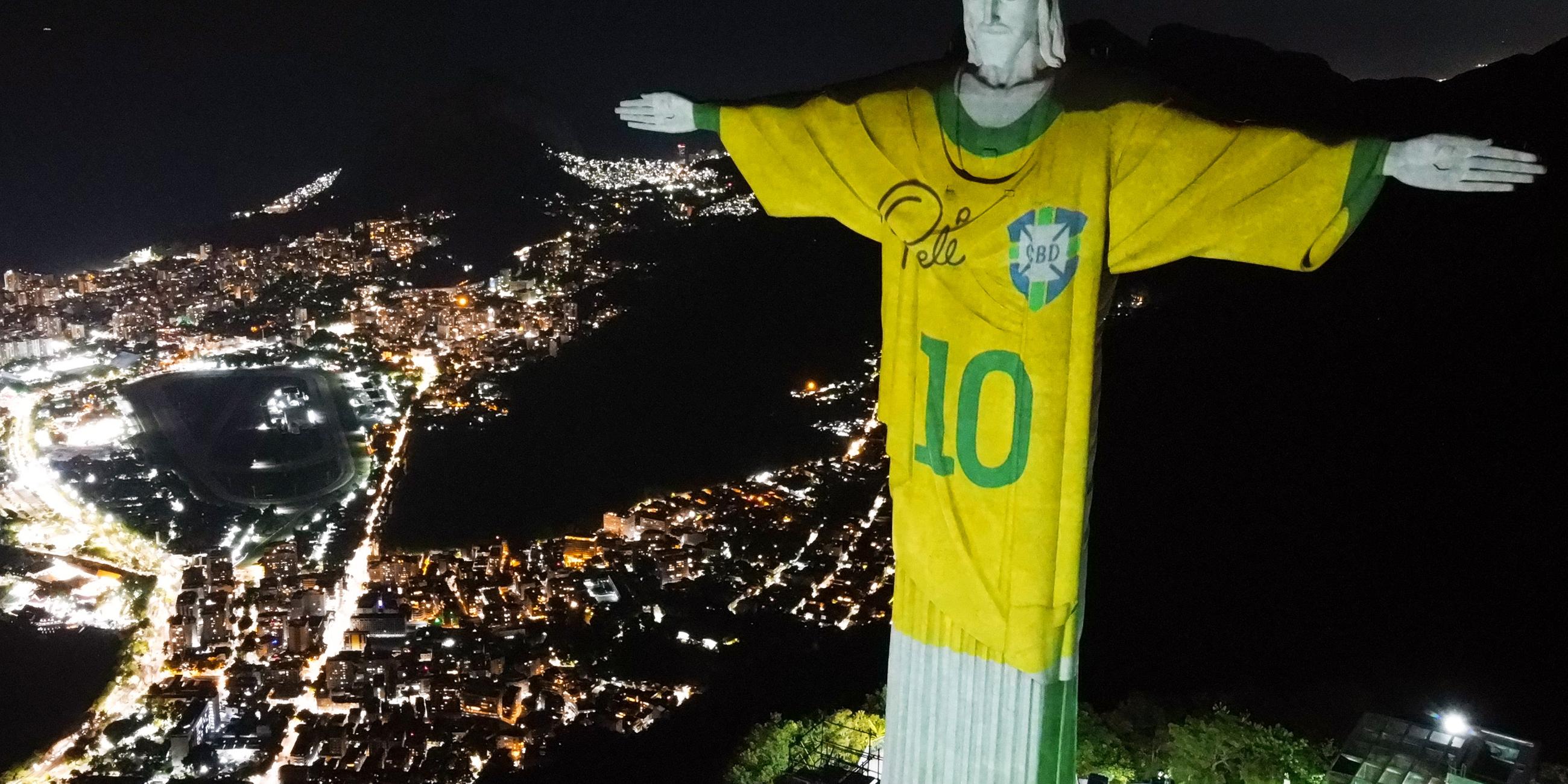 Christusstatue in Rio im Pele-Trikot
