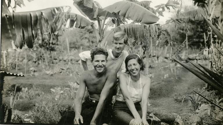 "Terra X: Der Galapagos-Krimi - Ein Drama unter deutschen Aussteigern": Eine Schwarz-Weiß-Fotografie: Eine Frau und zwei Männer sitzen vor einer Bananenplantage.