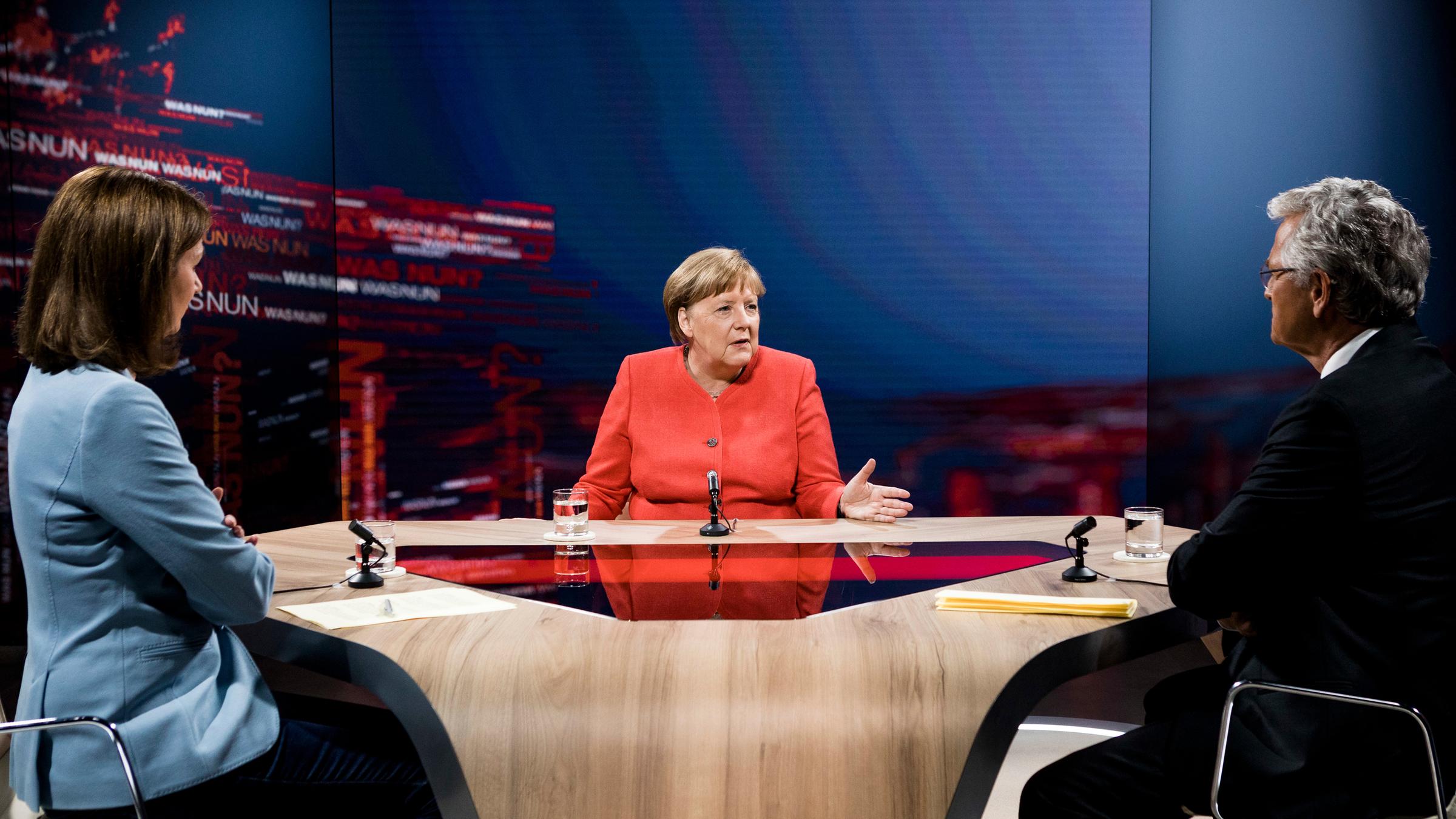 "Was nun, Frau Merkel?": Angela Merkel, Peter Frey und Bettina Schausten sitzen sich am Tisch gegenüber