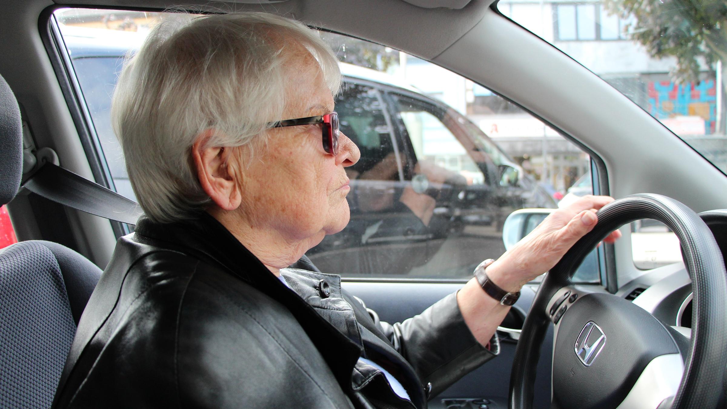 "ZDF.reportage: Zu alt zum Fahren? - Senioren am Steuer": Die 90-jährige Hilde S. sitzt am Steuer ihres Autos.