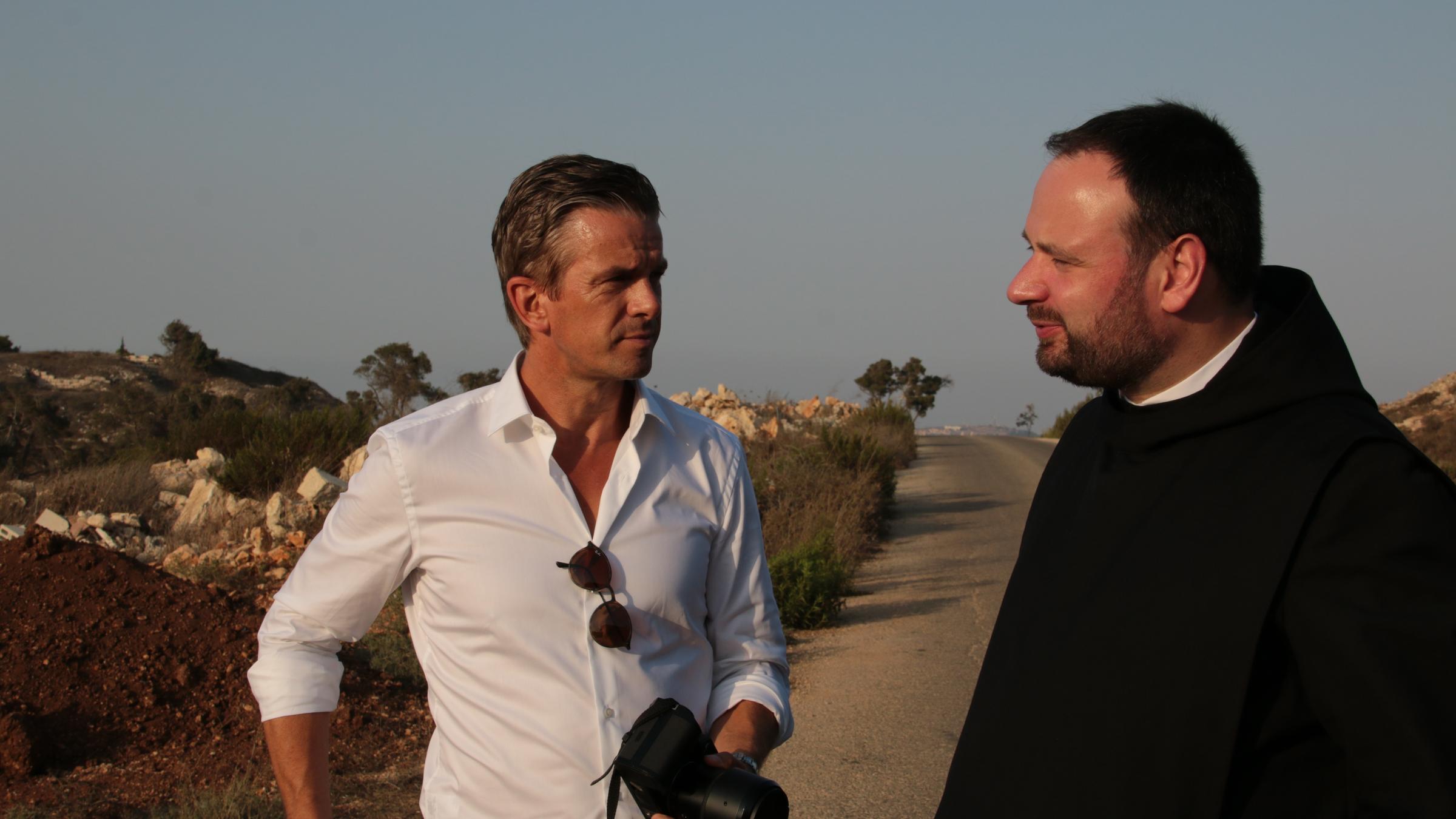 "Mit Markus Lanz im Heiligen Land": Markus Lanz mit Pater Nikodemus Schnabel im Gespräch auf den Straßen Palästinas.