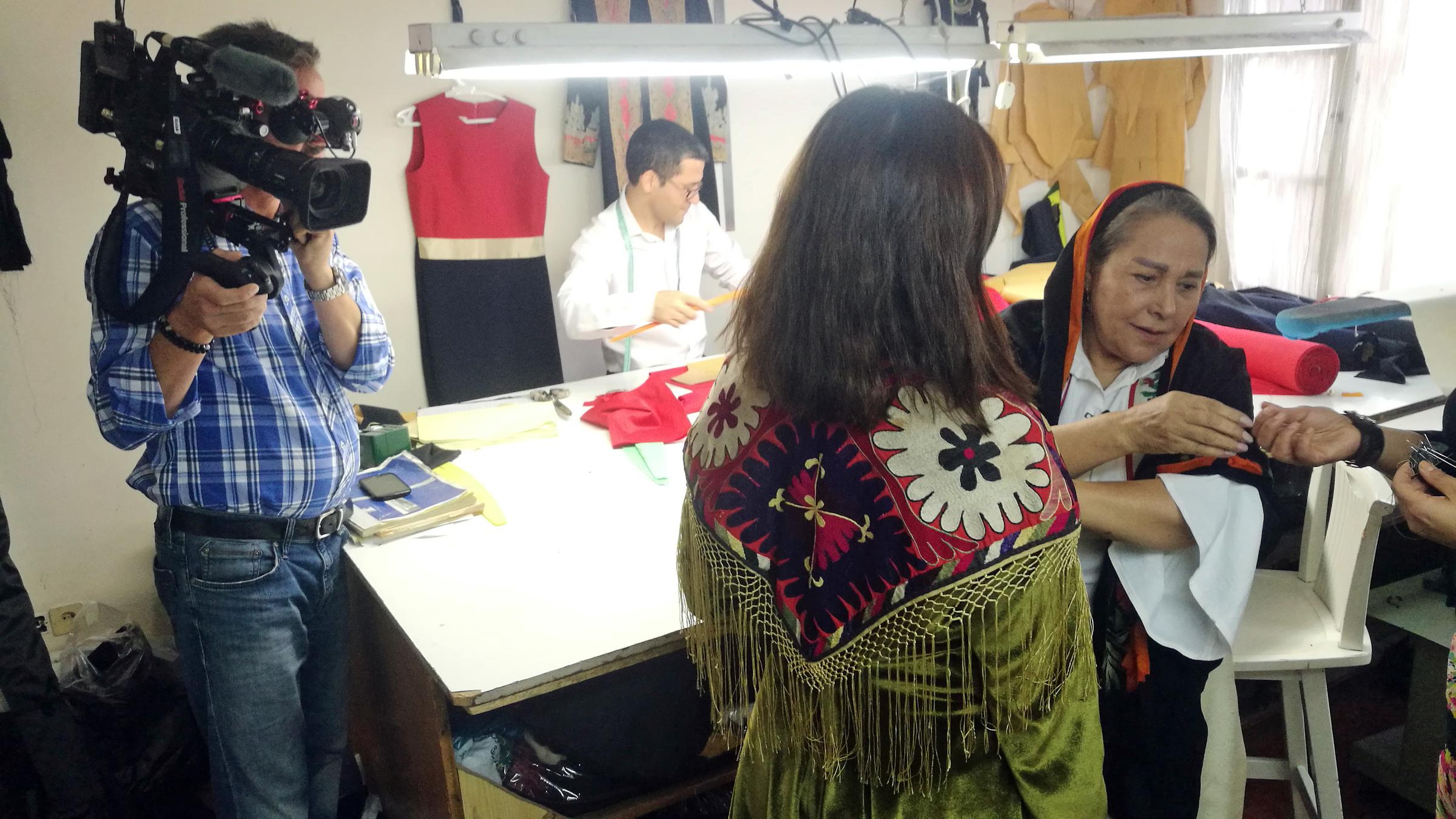 "Iran bittersüß": Eine iranische Modedesignerin passt einer jungen Iranerin ein Kleid an.