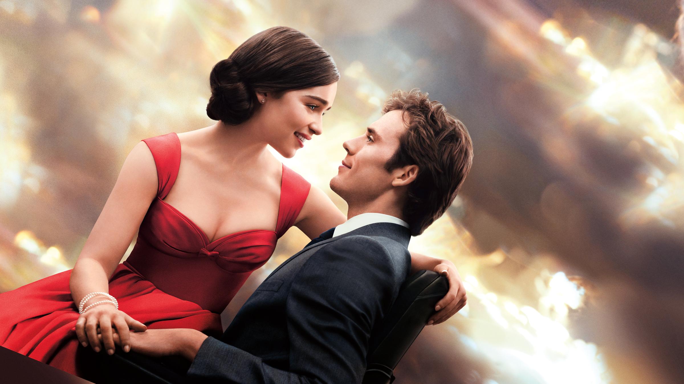 "Ein ganzes halbes Jahr": Louisa (Emilia Clarke) sitzt, in einem weit ausgeschnittenen Kleid, auf Wills (Sam Claflin) Schoß. Louisa und Will schauen sich tief in die Augen und lächeln sich an.