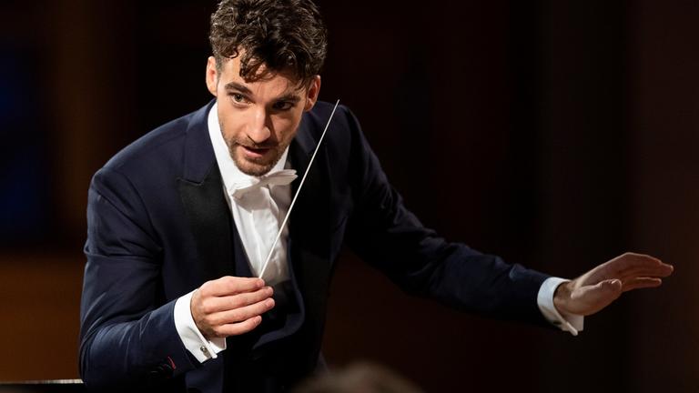 "Adventskonzert aus Dresden": Dirigent Lorenzo Viotti.
