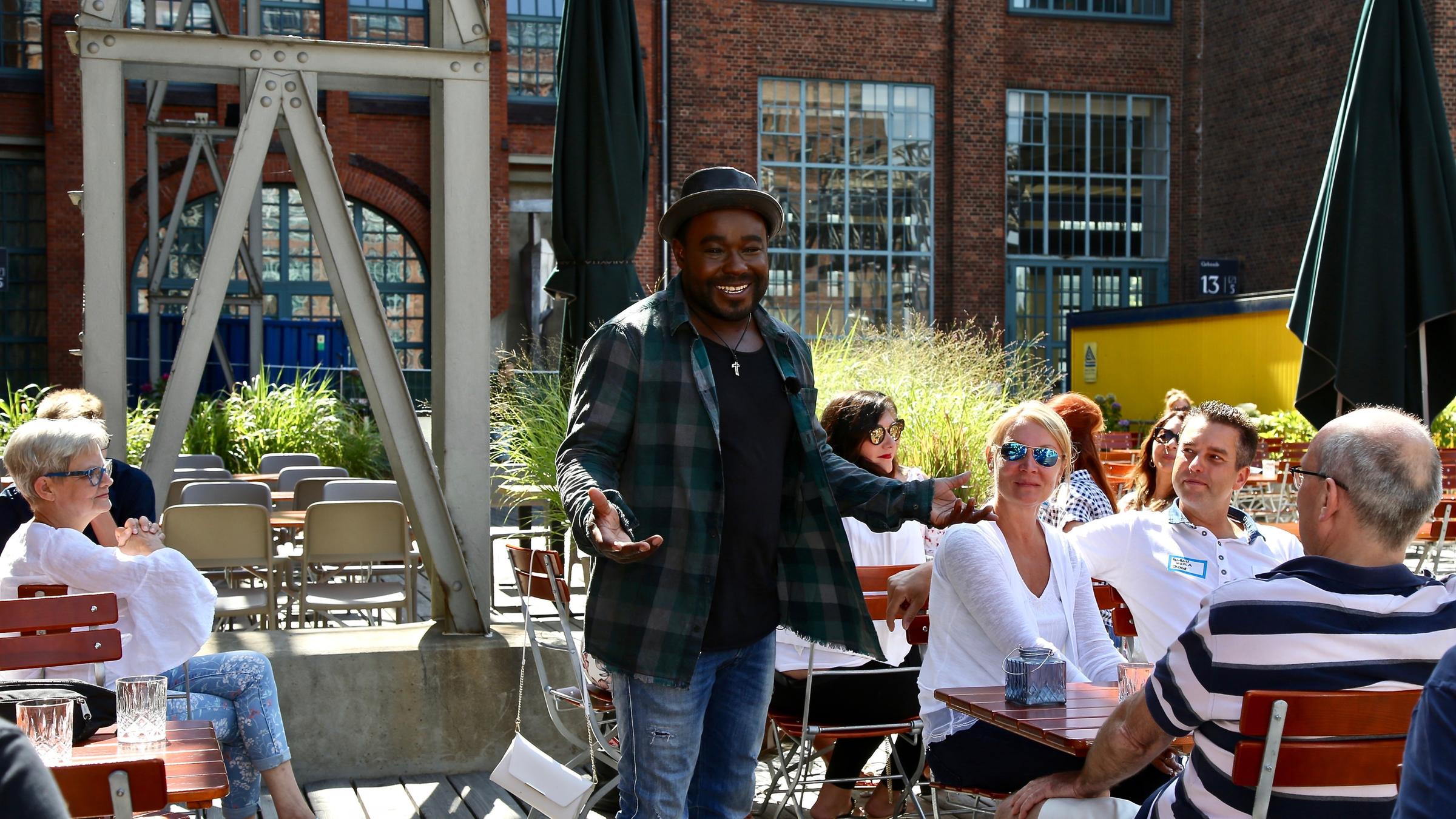 "ZDFzeit: No-Name oder Marke? Der große Lebensmittel-Test mit Nelson Müller": Sternekoch Nelson Müller mit einigen Gästen der Blindverkostung im Gespräch