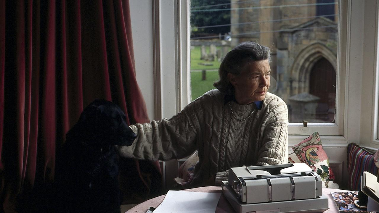 "Rosamunde Pilcher - Ein Leben wie im Roman": Rosamunde Pilcher an ihrem Schreibplatz in Dornoch.