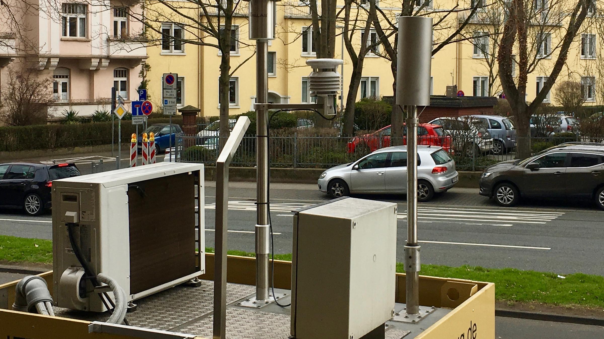 "planet e.: Europas dicke Luft": Eine Messstation steht an einer Straße.