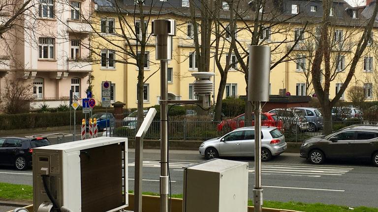 "planet e.: Europas dicke Luft": Eine Messstation steht an einer Straße.