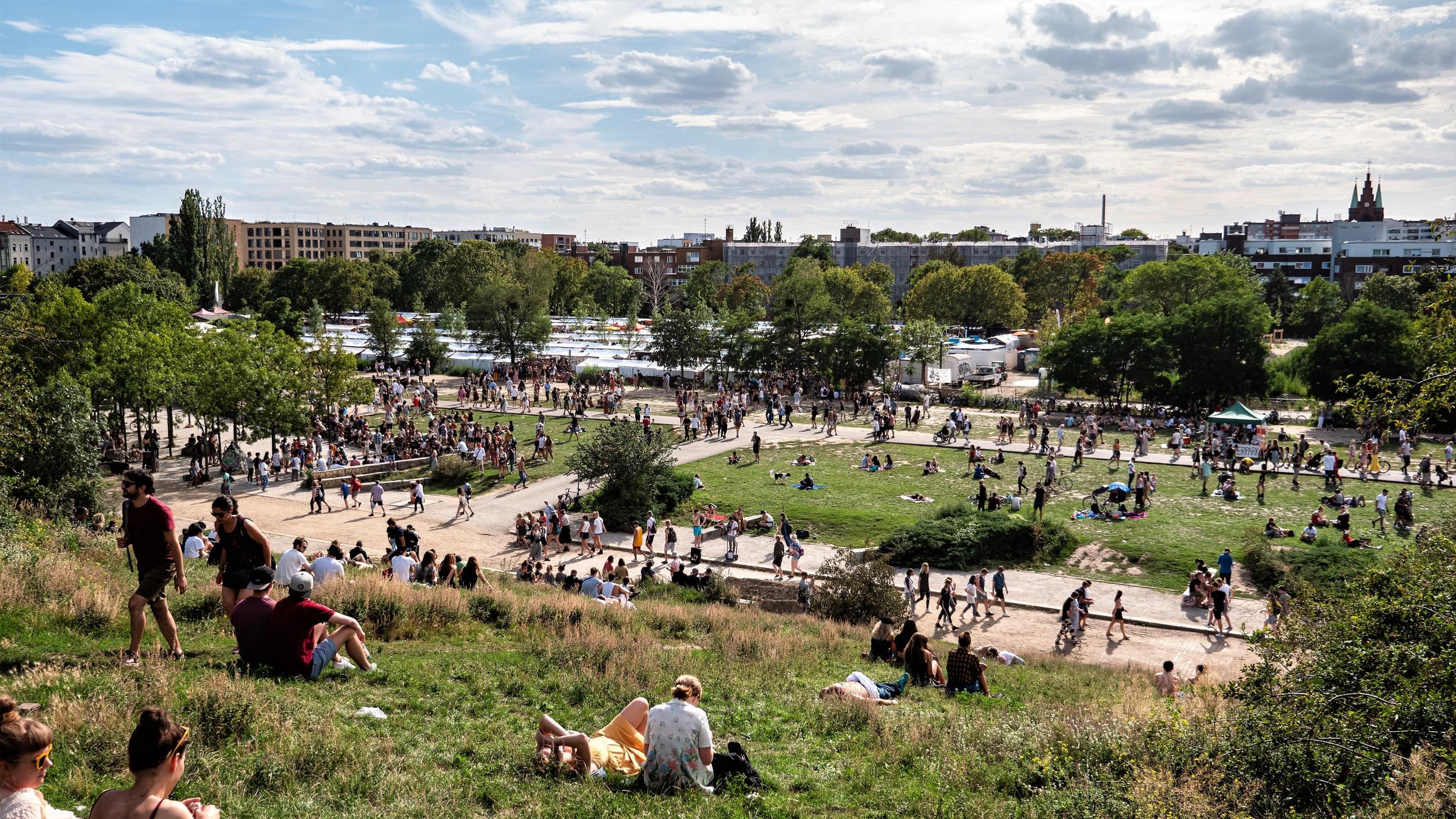 "Der Berliner Mauerpark - Feiern, Flohmarkt, große Freiheit": Totale vom Berliner Mauerpark mit Besuchern.