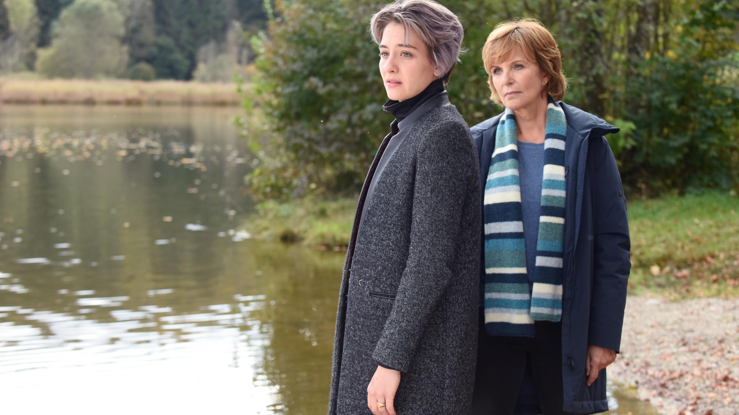  "Kommissarin Lucas - Polly": Ellen Lucas (Ulrike Kriener) und Polly Esser (Marie Bloching) stehen am See und schauen in die Ferne.