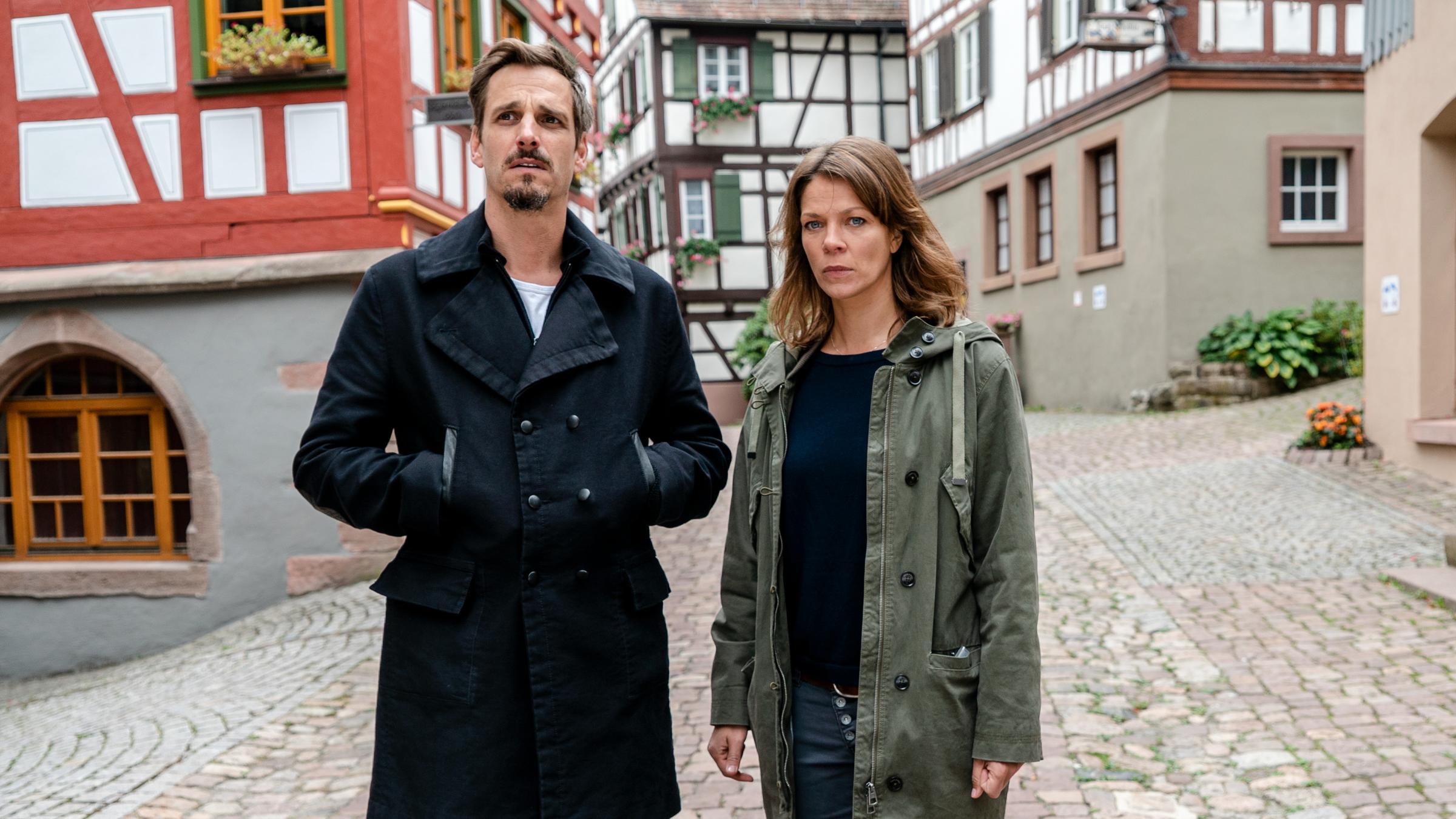 "Und tot bist Du! - Ein Schwarzwaldkrimi": Konrad Diener (Max von Thun)  und Maris Bächle (Jessica Schwarz) stehen vor dem Rathaus.