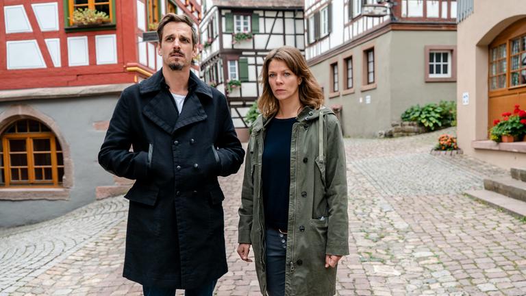 "Und tot bist Du! - Ein Schwarzwaldkrimi": Konrad Diener (Max von Thun)  und Maris Bächle (Jessica Schwarz) stehen vor dem Rathaus.