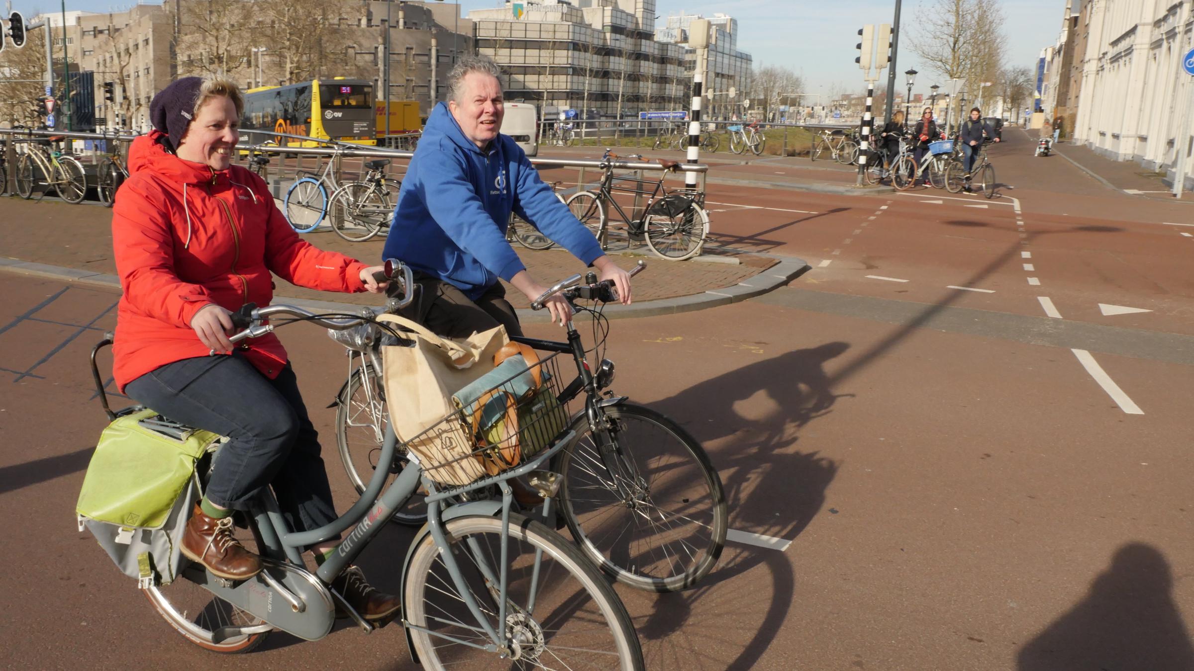 "plan b: Verkehr ohne Chaos - Wo es auf den Straßen läuft": Kylie van Dam und Fahrradlehrer Frans Lueb fahren auf ihren Fahrrädern durch Utrecht.