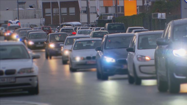 "ZDF.reportage: Deutschland pendelt - Der tägliche Stress auf dem Weg zur Arbeit": In der Dämmerung stauen sich die Autos stadtauswärts.