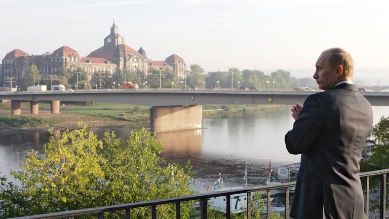 "ZDFzeit: Putin und die Deutschen": Wladimir Putin steht steht am Dresdner Terrassenufer. Er ist seitlich von hinten zu sehen.