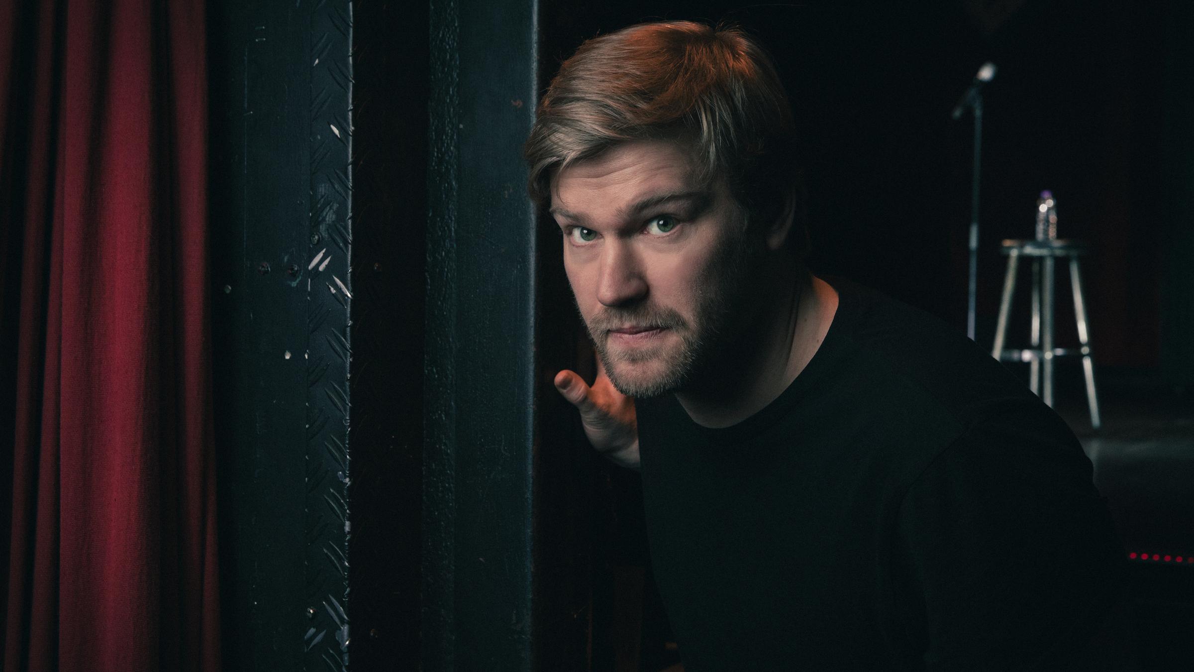 "Shapira Shapira": Shahak Shapira blickt in Nahaufnahme in die Kamera.