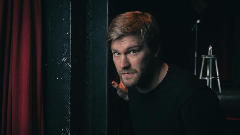 "Shapira Shapira": Shahak Shapira blickt in Nahaufnahme in die Kamera.