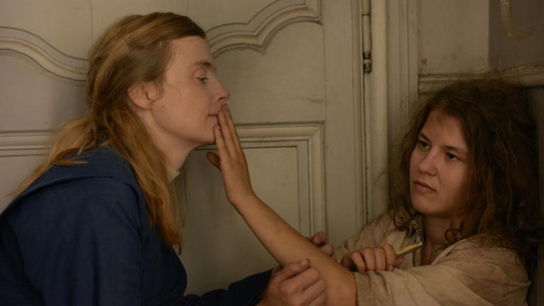 "Die Sprache des Herzens": Marguerite (Isabelle Carré) und Marie (Ariana Rivoire) stehen sich in der Ecke eines abgewohnten Zimmers gegenüber. Marie legt ihre Finger auf Marguerites geschlossene Lippen. Marguerite umfasst dabei sanft Maries Arm.