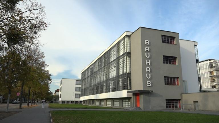 "Die Bauhaus-Revolution: Das berühmte Hauptgebäude des Bauhauses in Dessau. An der Kopfseite senkrechte Schrift: Bauhaus.