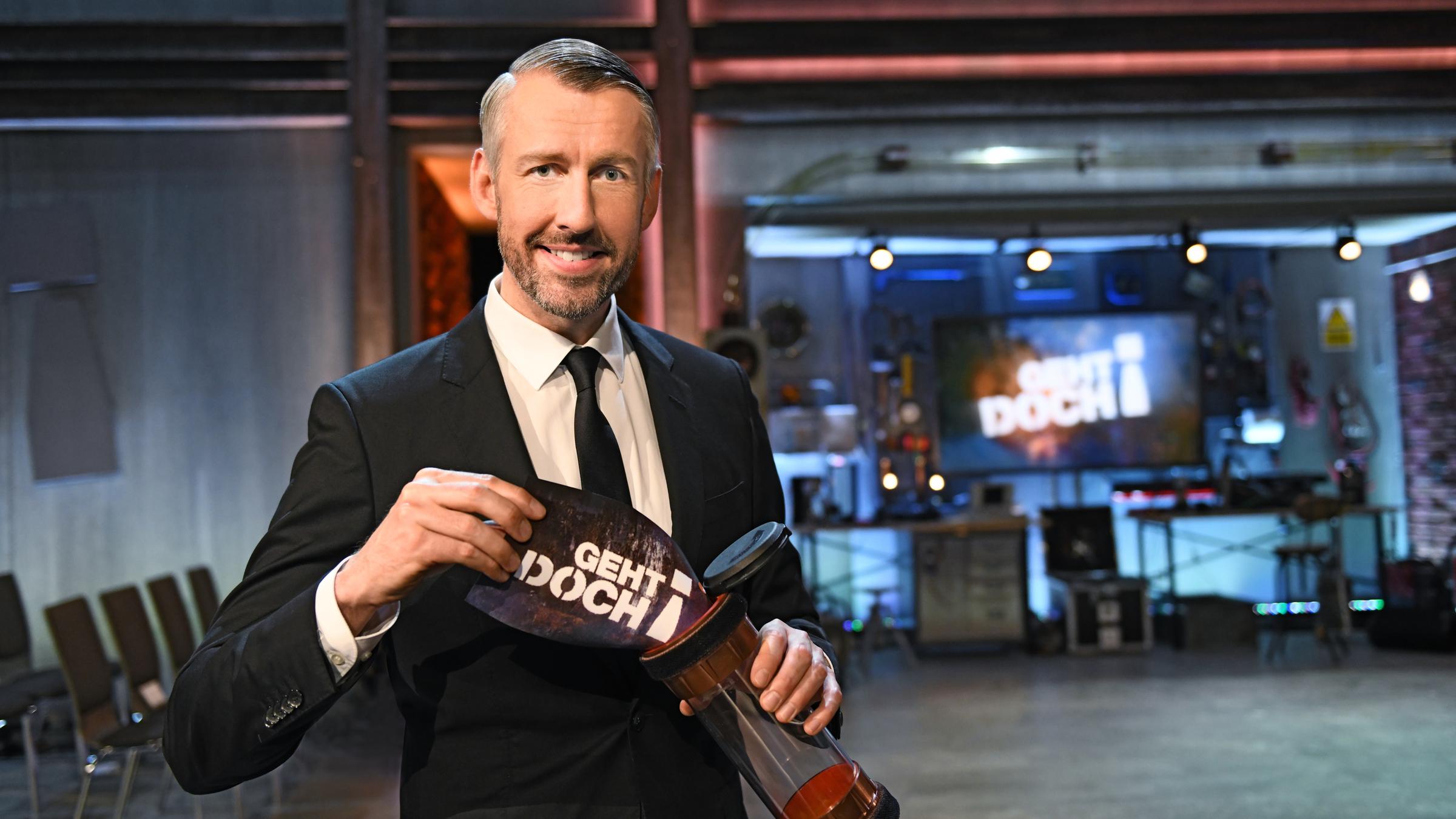 „Geht doch!“:  Sebastian Pufpaff steht in der Studiokulisse.