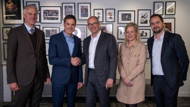 "Vertragsunterzeichnung: (Strategische Partnerschaft ZDF - BBC Studios) Fred Burcksen (ZDF Enterprises), Norbert Himmler (ZDF), Paul Dempsey (BBC Studios), Charlotte Moore (BBC Content), Philipp Schmid (BBC Studios Germany)