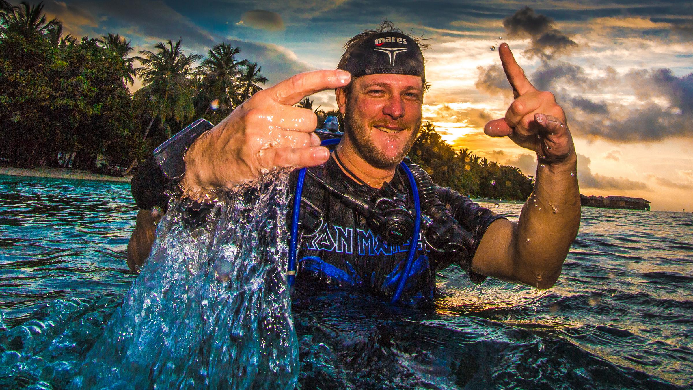 "Terra X - Geheimnisse auf dem Meeresgrund": Florian Huber steht im Wasser und reißt die Arme begeistert aus dem Wasser.