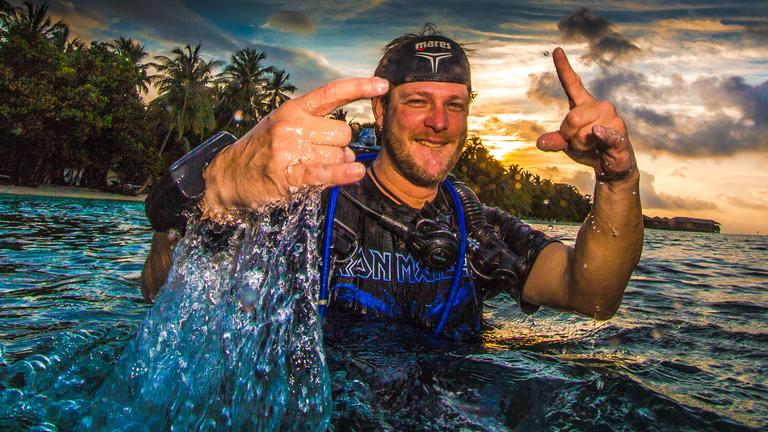 "Terra X - Geheimnisse auf dem Meeresgrund": Florian Huber steht im Wasser und reißt die Arme begeistert aus dem Wasser.