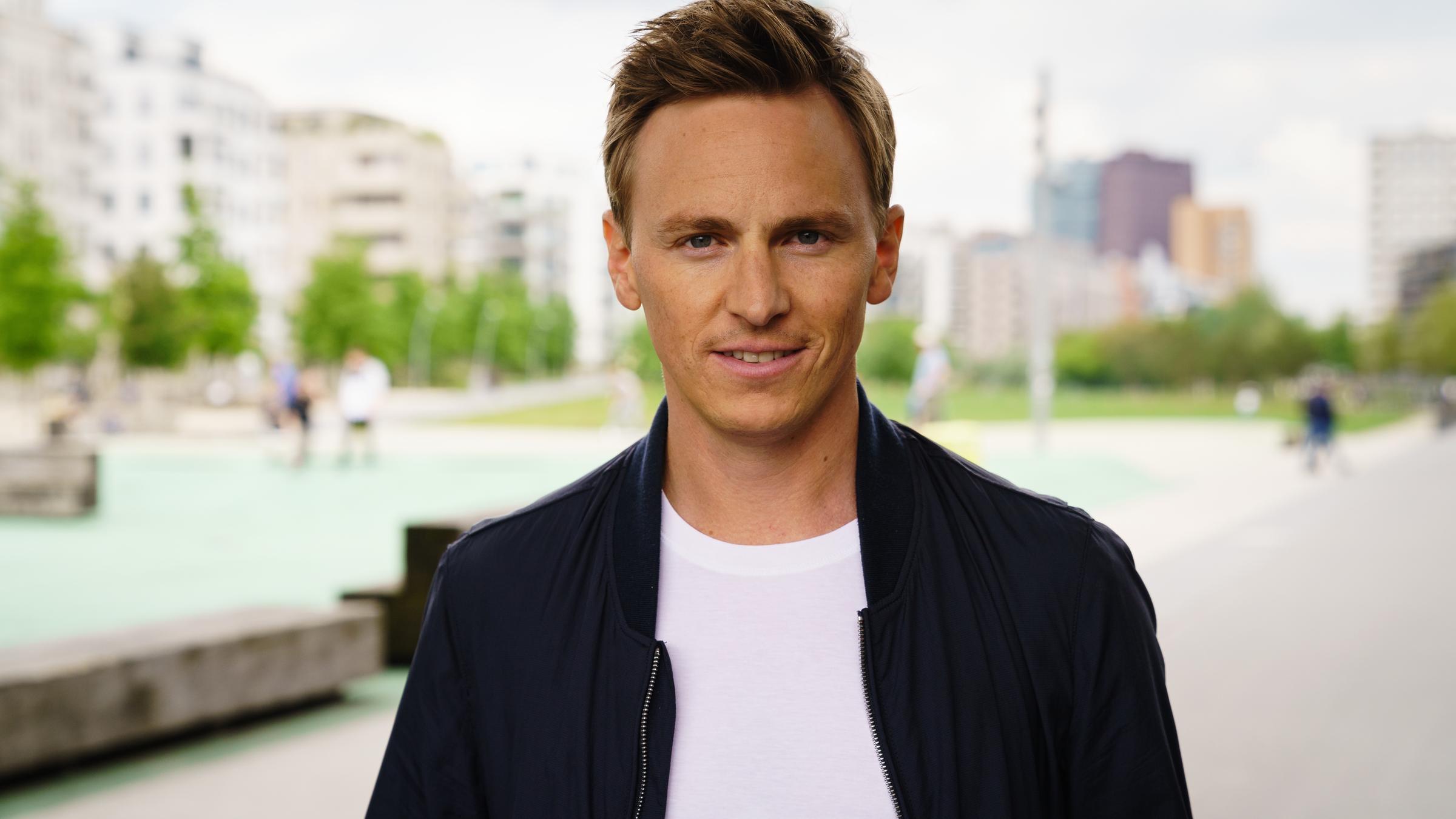 "Am Puls Deutschlands - #wasmichimostenstoert - Unterwegs mit Jochen Breyer": Jochen Breyer in Nahaufnahme.