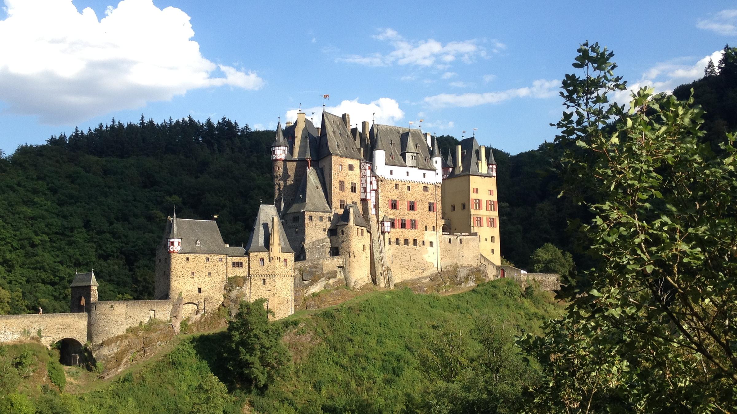 "Terra X: Mythos Burg - Feste Heimat": Seitenansicht von Burg Eltz in sommerlicher Umgebung