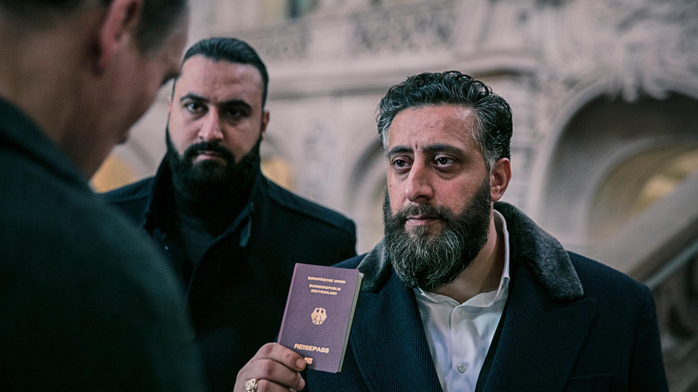 "4 Blocks - Feuer": Toni Hamady (Kida Khodr Ramadan) zeigt stolz dem Polizeibeamten Hagen Kutscha (Oliver Masucci) seinen deutschen Pass.