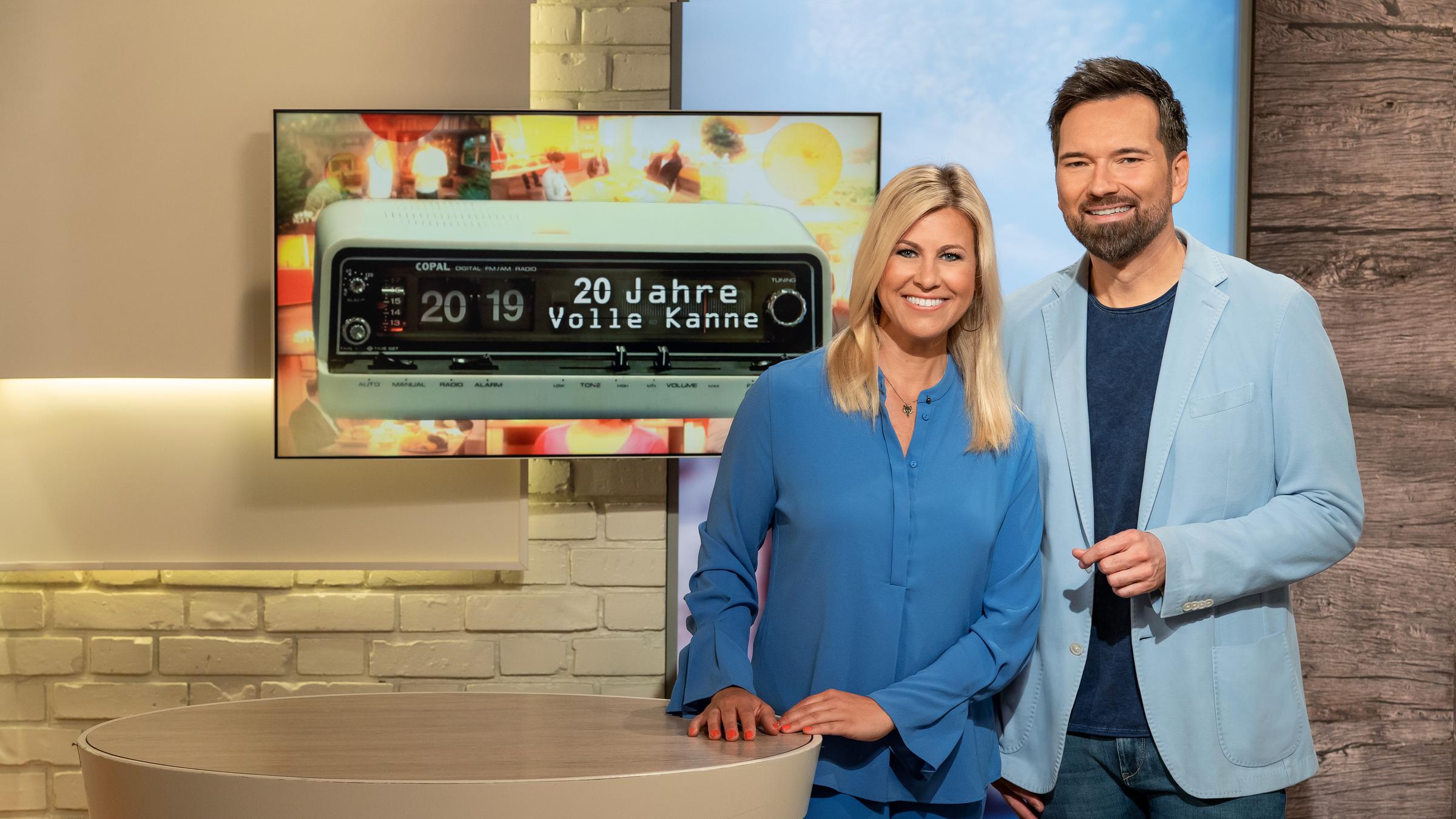 "Volle Kanne": Nadine Krüger und Ingo Nommsen stehen nebeneinander in der Studiokulisse.