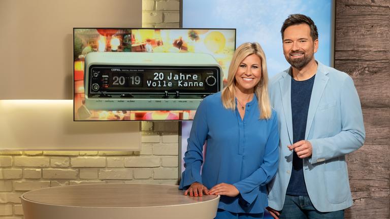 "Volle Kanne": Nadine Krüger und Ingo Nommsen stehen nebeneinander in der Studiokulisse.