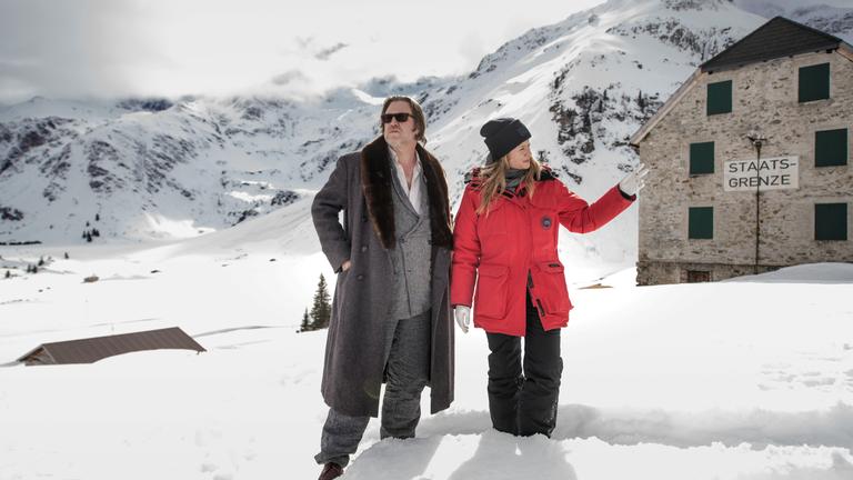 "Der Pass": Ellie Stocker (Julia Jentsch) und Gedeon Winter (Nicholas Ofczarek) stehen in verschneiter Berglandschaft an der deutsch-österreichischen Staatsgrenze.