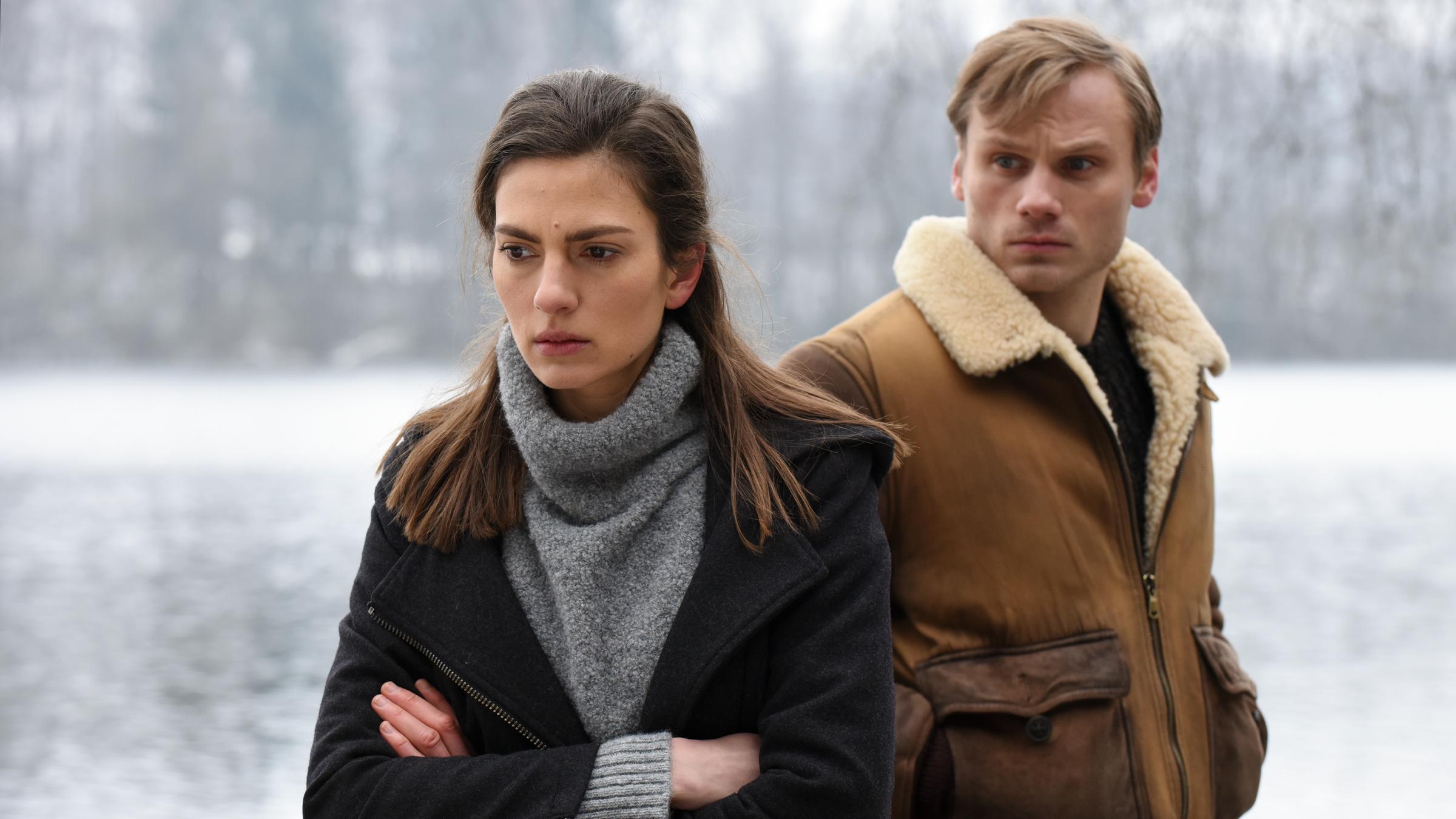 "Winterherz - Tod in einer kalten Nacht": In der  Winterlandschaft sieht Mike (Anton Spieker) der  ihm abgewandten Sylvie (Laura de Boer ) nach und erwartet eine Antwort.