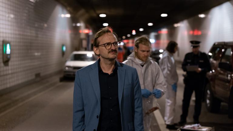 „Danowski – Blutapfel“: Im Elbtunnel. Adam Danowski (Milan Peschel) steht vor Huber (Lennart Lemster)  von der Spurensicherung und sieht sich im Tunnel den Tatort an.