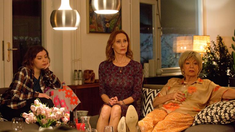 "Familie Bundschuh - Wir machen Abitur": Gundula (Andrea Sawatzki), Schwiegermutter Susanne (Judy Winter) und Tochter Ricarda (Amber Marie Bongard) sitzen auf dem Sofa.