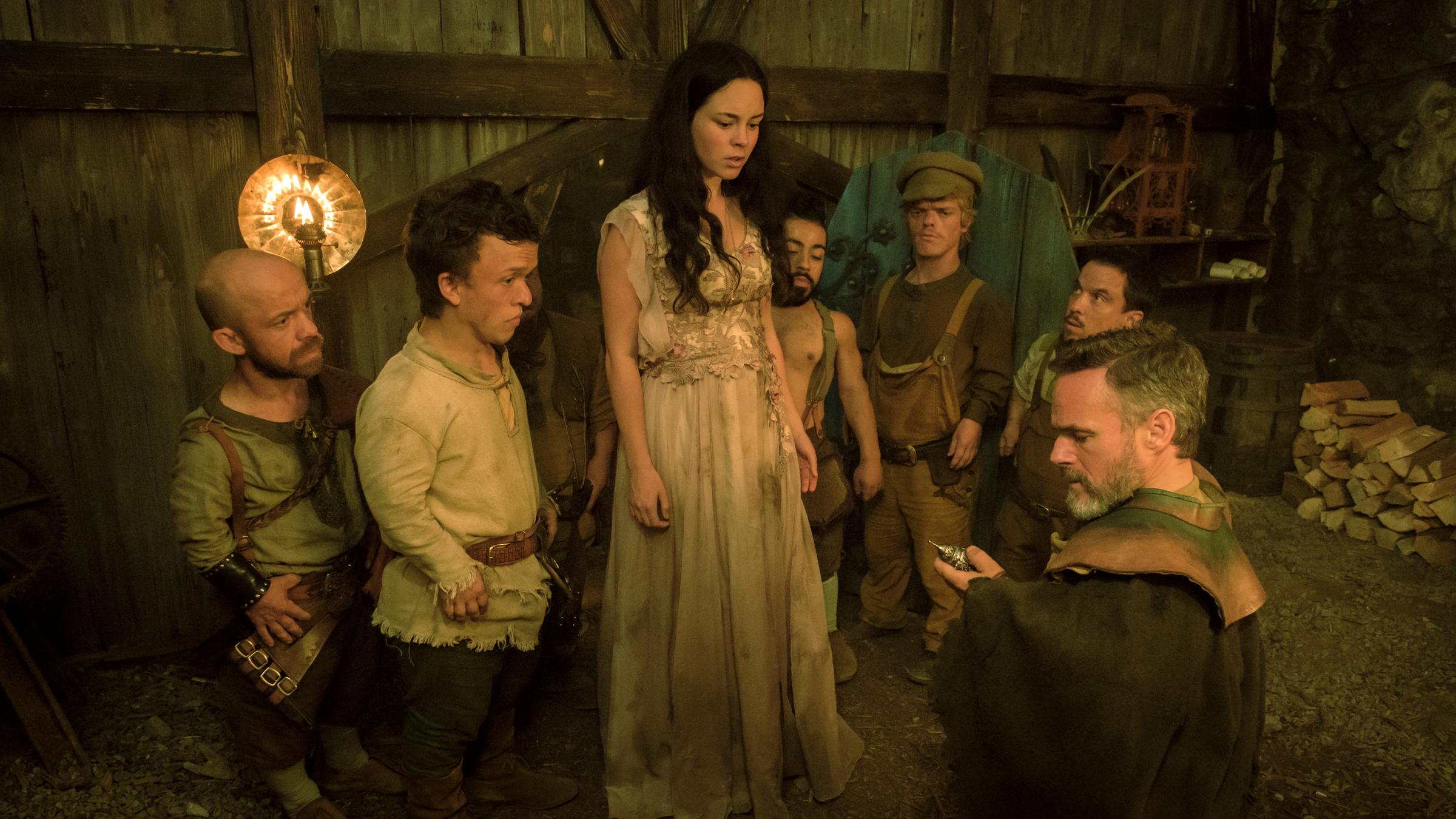 "Schneewittchen und der Zauber der Zwerge": In ihrer Scheune im Wald stehen die Zwerge Gloin (Pavel Ponocny), Ori (Peter Gatzweiler), Jari (Jona Bergander), Ginarr (Michal Tuma), Fili (Cem Aydin) und Thekk (Mick Morris Mehnert) im Halbkreis um Schneewittchen (Tijan Marei). Vor ihnen denkt ihr Anführer Bömburr (Peter Brownbill) gerade darüber nach, wie er mit Hilfe des zauberischen Odems, den er in einer kleinen Phiole in der Hand hält, dafür sorgen kann, dass der Aufenthalt Schneewittchens bei den Zwergen geheim bleibt.