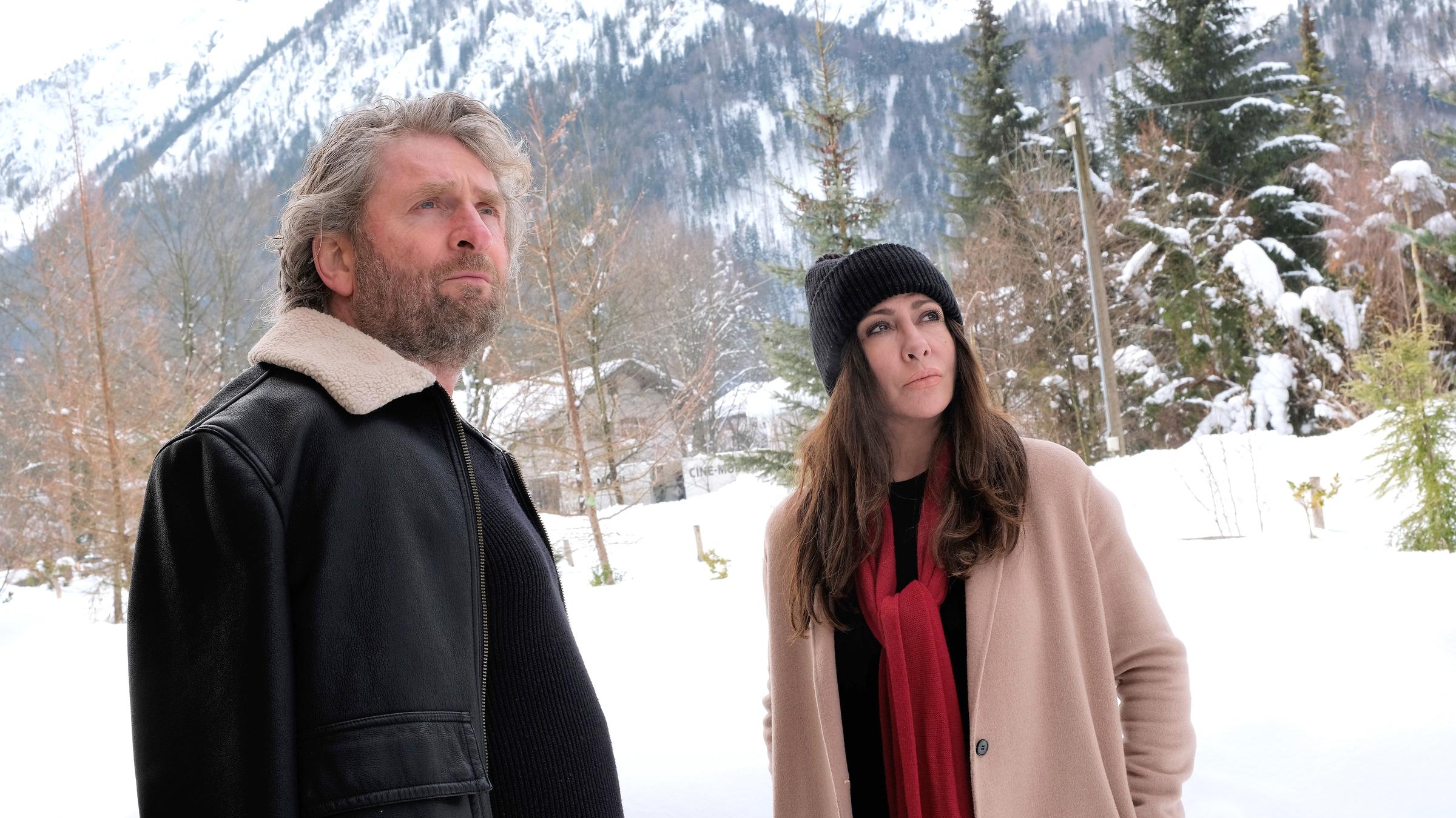 "Frühling - Weihnachtswunder": Katja (Simone Thomalla) und Lutz Engel (Jörg Witte) stehen draußen im verschneiten Frühling.