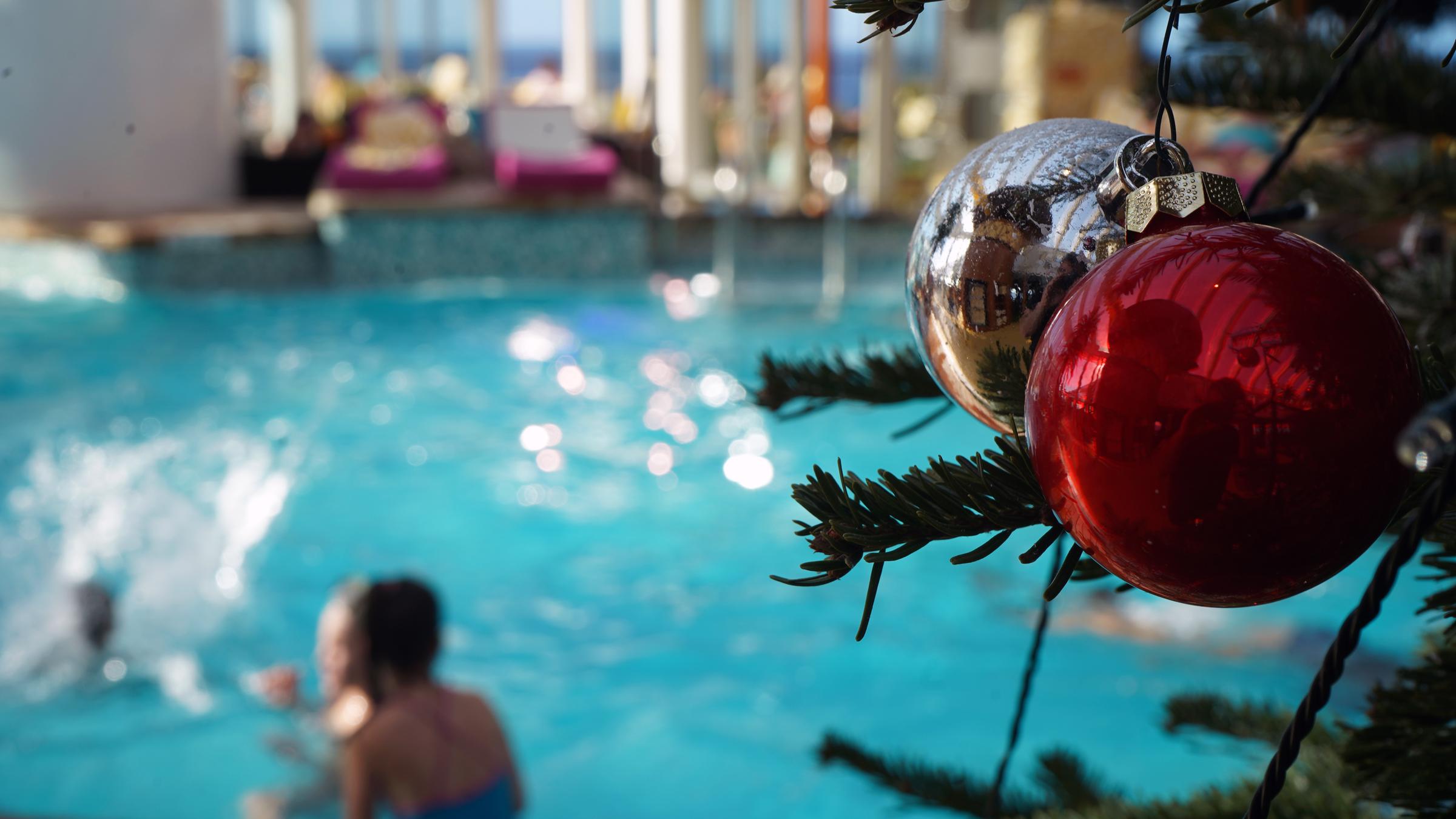 "Kreuzfahrt in die Karibik - Weihnachten unter Palmen": Weihnachtskugeln groß, am Baum vor dem Bordschwimmbad.